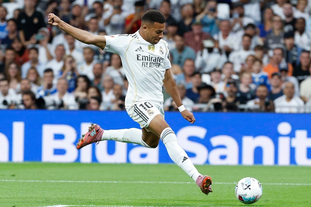 Kylian Mbappé, craque do Real Madrid, opinou sobre a disputa pelo título da Premier League, admitindo que prever os vencedores nesta temporada está longe de ser simples.