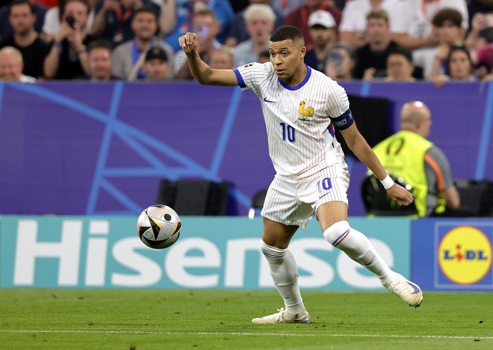 Mbappe is annoyed that his captaincy is being questioned so much. EFE