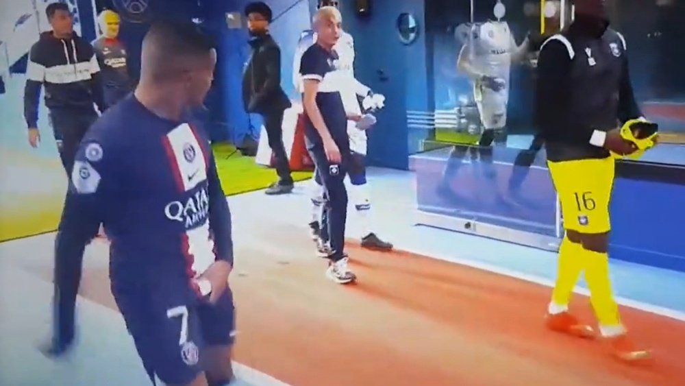 Mbappé realizó un feo gesto a un jugador del Auxerre. Captura/Canal+