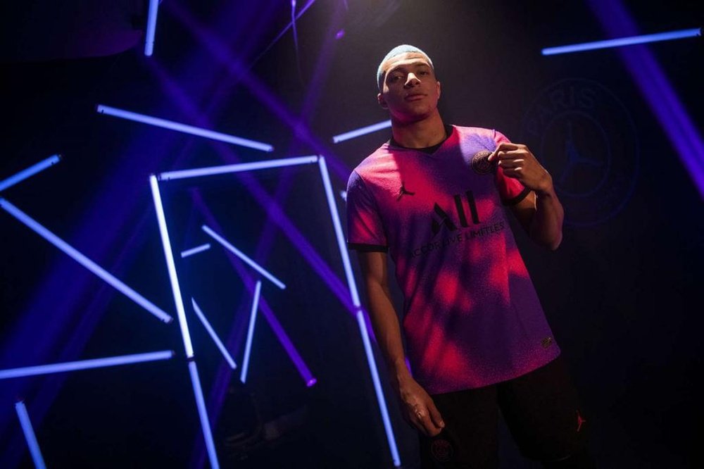 Neymar e Mbappé apresentam a nova camisa do PSG. PSG_inside
