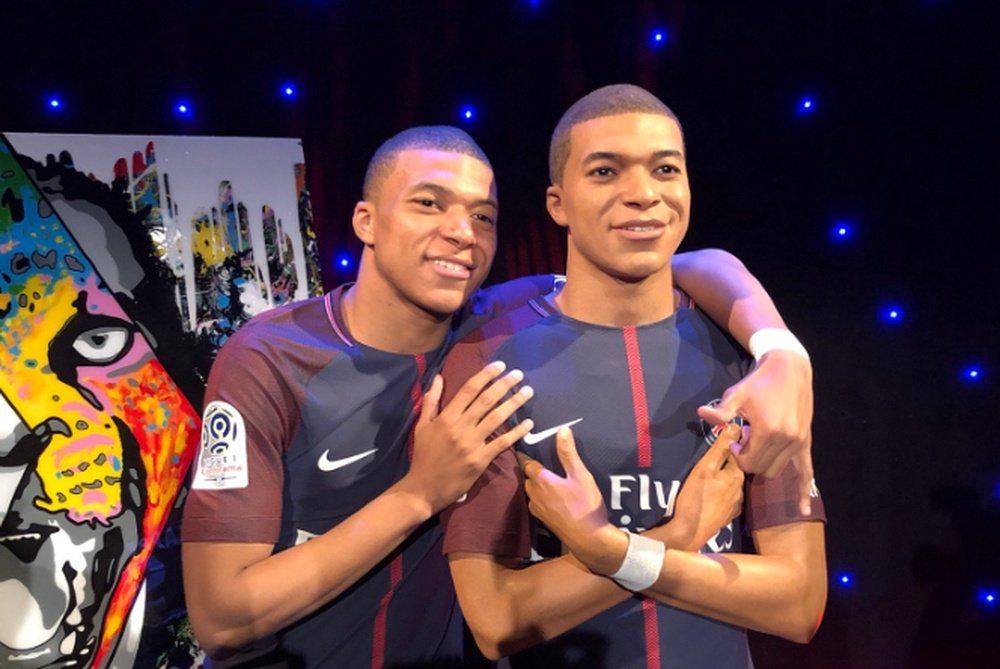 Mbappe posed with the waxwork. Captura