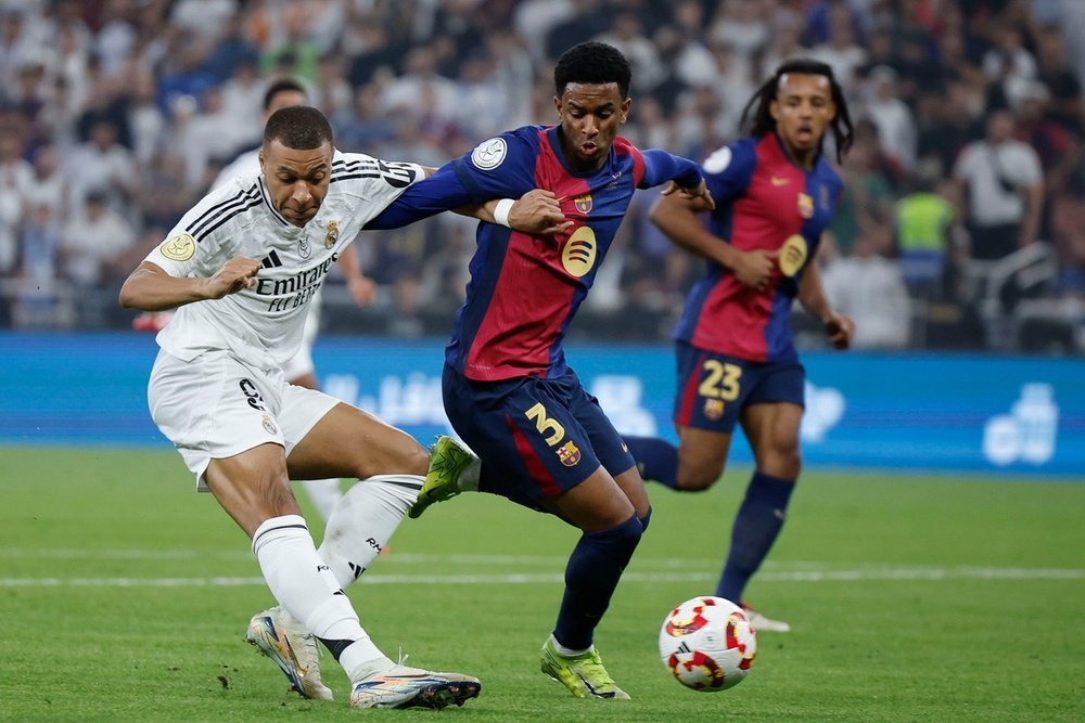 Kylian Mbappé y Balde lors de la Supercoupe d'Espagne. EFE / Alberto Estévez
