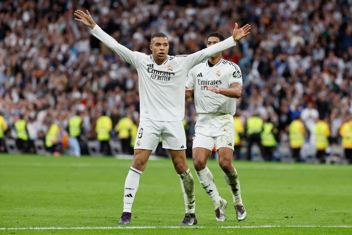 Mbappé celebra un gol junto a Bellingham