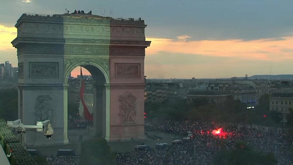 L'Arc de Triomphe aux couleurs françaises après la victoire. Capture/Twitter_CedricCousseau