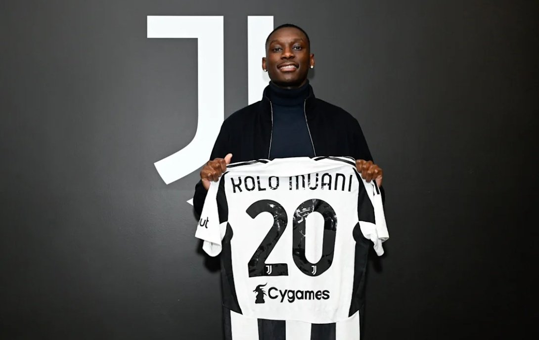 Kolo Muani posa con la maglia della Juventus. JuventusFC