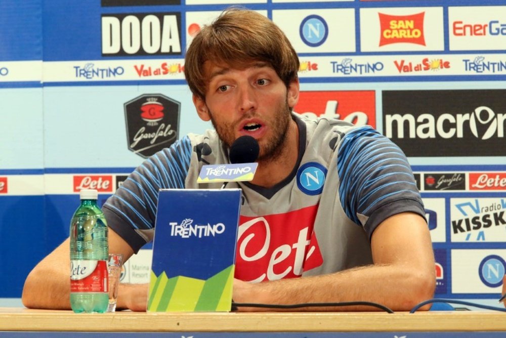 L'attaquant espagnol Michu, lors de son prêt à Naples, en conférence de presse le 17 juillet 2014 à Bolzano. AFP