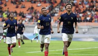 L'équipe de France U17 termine première de sa poule après avoir battu les États-Unis (3-0) samedi, et rejoint donc le Sénégal en 8e de finale de la Coupe du monde. Le match aura lieu mercredi (13h00 heure française).