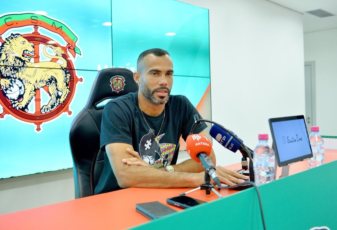 O meio-campista brasileiro do Marítimo de Portugal, Fransérgio, anunciou nesta terça-feira, em uma coletiva de imprensa, que deixará o clube, ao qual chegou há quatro meses, para se dedicar ao seu filho, que é autista.