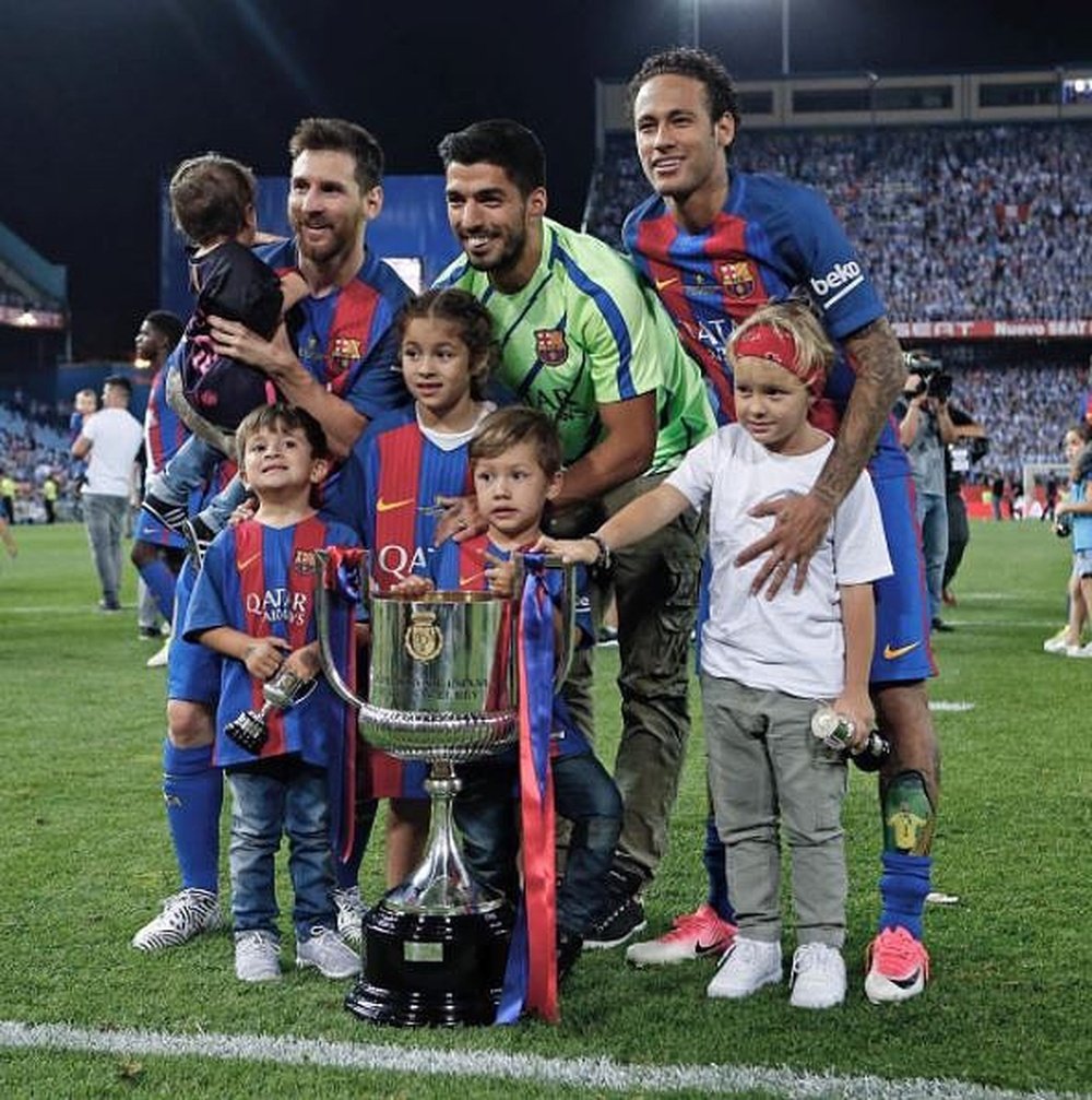 Os filhos dos futebolistas brincaram no campo depois do jogo. Instagram/Neymar