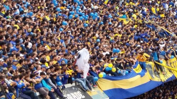 La afición de Boca Juniors, provocando con un fantasma a la hinchada de River Plate. @SoyBoca