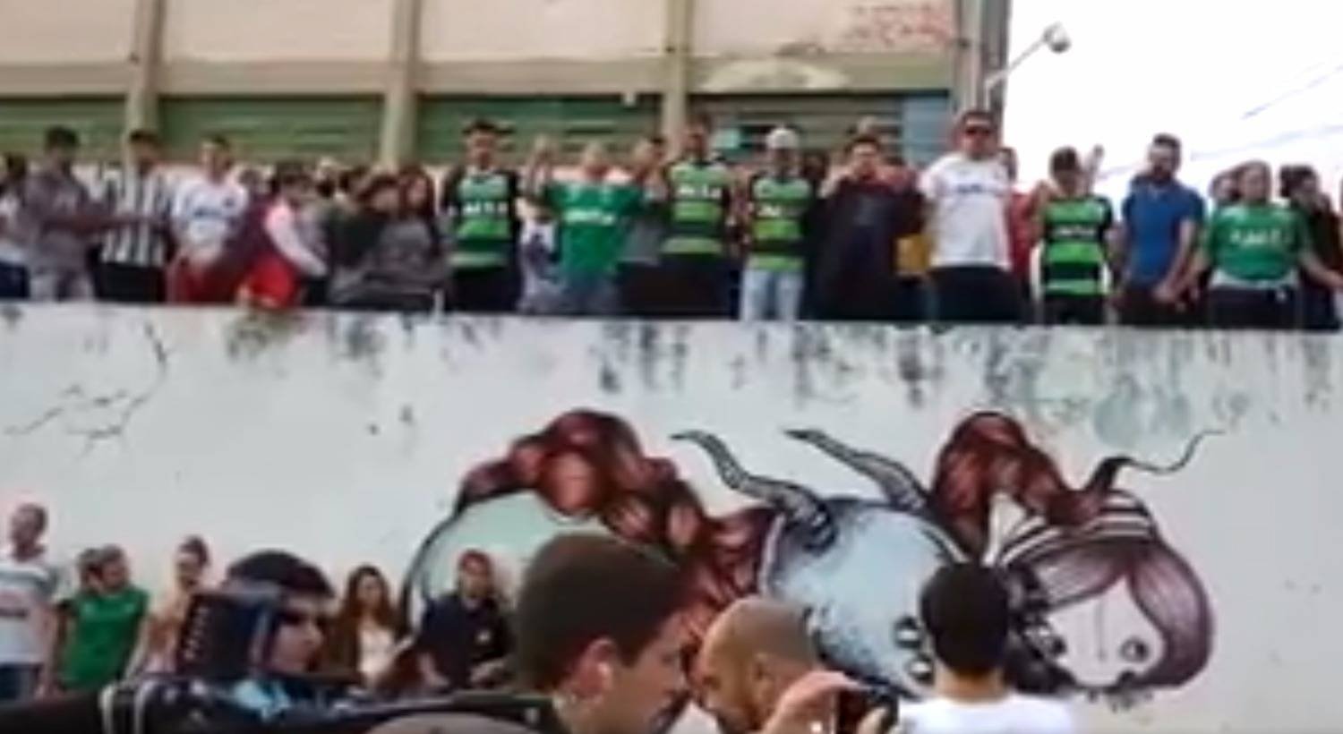 La afición de Chapecoense reza a las puertas del estadio. Captura