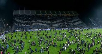 Um confusão fora do estádio Juan Carlos Zerillo terminou com uma morte e a suspensão da partida entre Gimnasia e Boca Juniors.