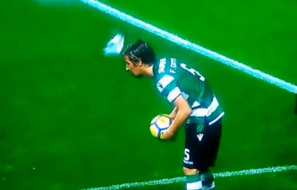 La afición del Benfica mostró su descontento con el lateral. Captura