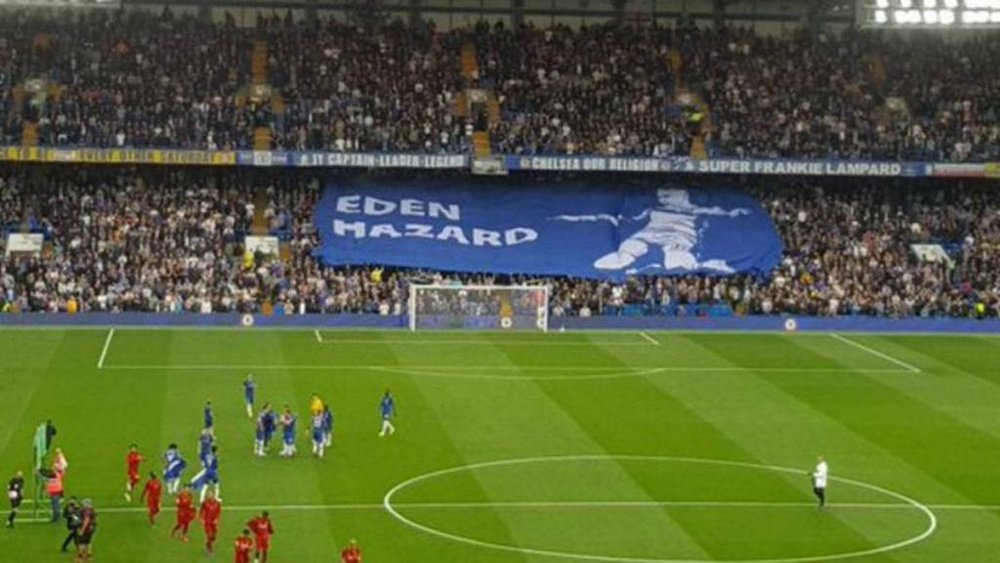 La afición del Chelsea mostró por error un tifo... ¡de Hazard! Captura/Twitter