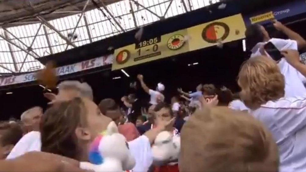 La afición del Feyenoord lanzó peluches a los niños. Twitter/beinsports_FR