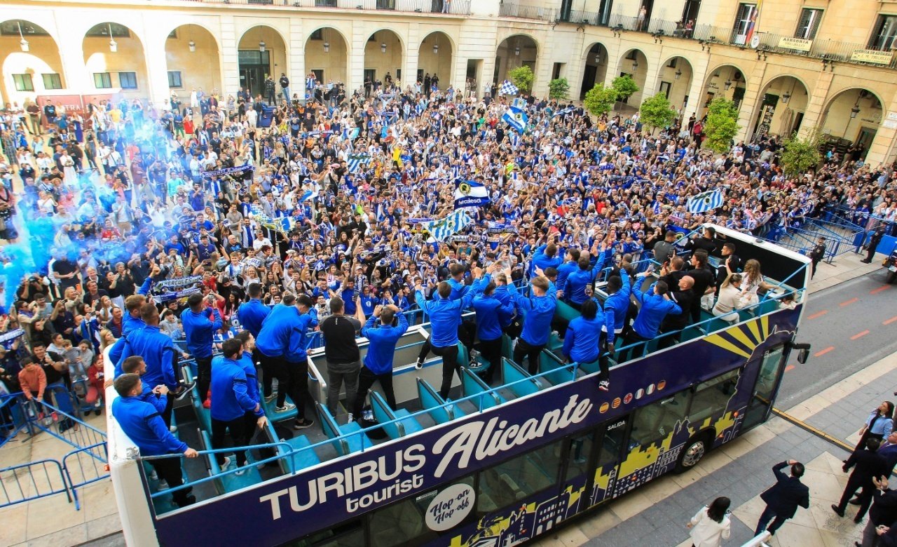 20.000 aficionados acompañaron al Hércules en la celebración del ascenso. EFE