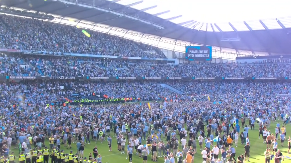 Torcida invade, City bate Chelsea e levanta troféu da Premier League