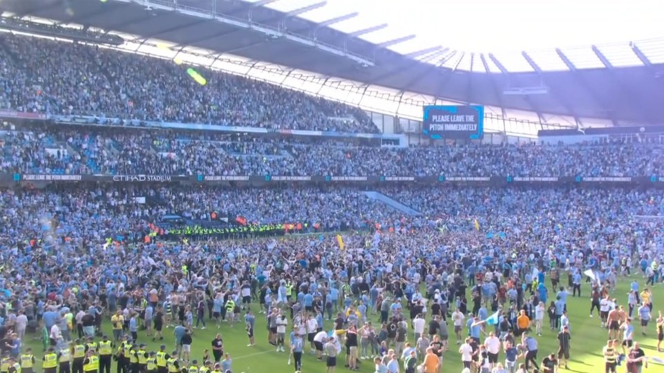 La afición del Manchester City invadió el campo de juego. Captura/DAZN