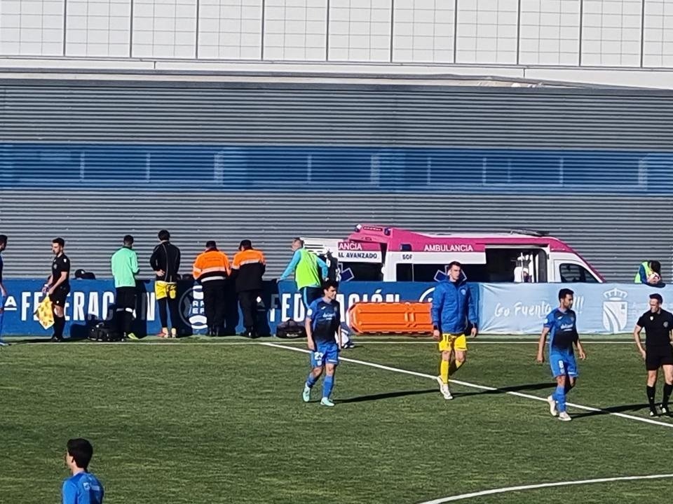 El jugador William de Camargo dio el susto en pleno Fuenlabrada-Teruel. El jugador tuvo que salir del Fernando Torres en ambulancia. A los 40 minutos de partido, empezó a encontrarse mal y tuvieron que parar el partido.