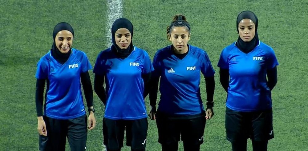 La árbitra Israa Mubaydeen hizo historia al liderar el equipo arbitral. EFE