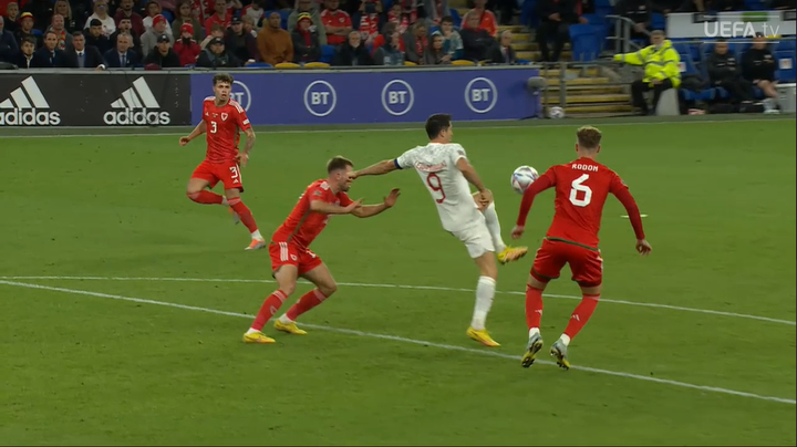 La espectacular asistencia de Lewandowski ante Gales. Captura/UEFATV