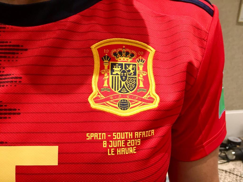 La camiseta con que España debutará en