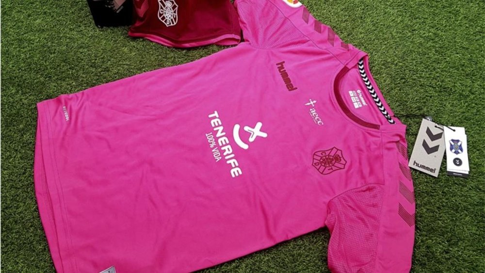 El Tenerife acompañará las camisetas rosas con un spot y un brazalete especial. TiendaCDT