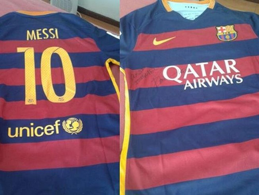 La camiseta firmada por Messi, que el astro argentino regaló a Ezequiel Ham. Twitter
