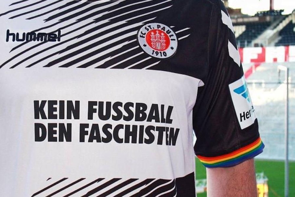 La camiseta que lucirá el St. Pauli ante el RB Leipzig, con el lema 'Nada de fútbol para el fascismo'. Twitter