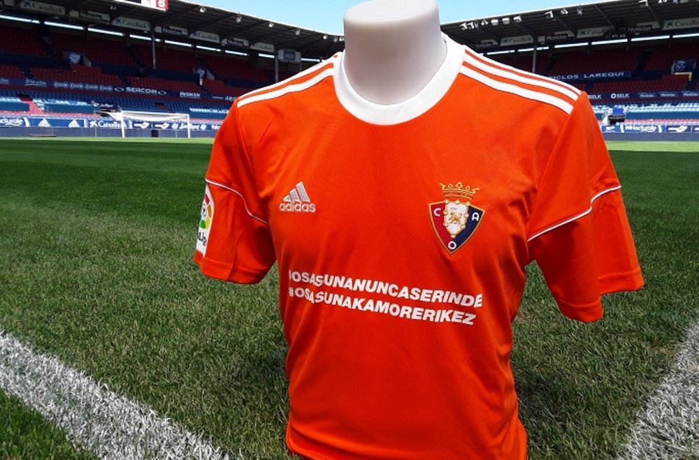 La maillot que devra mettre Osasuna au Camp Nou, en raison des exigences télévisuelles. CAOsasuna
