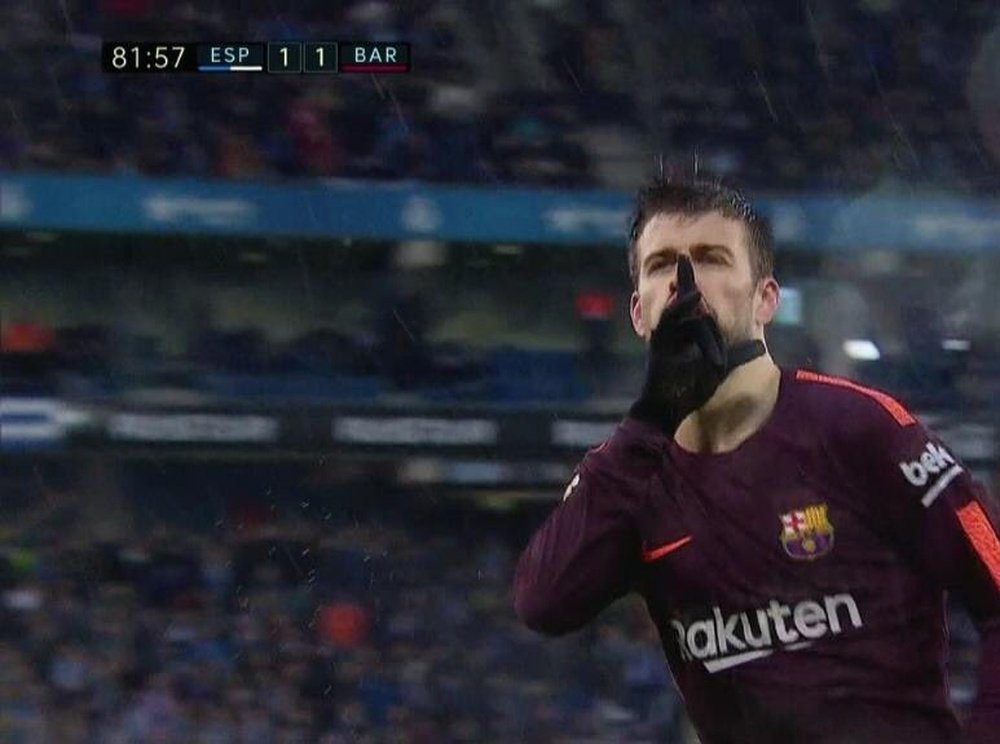Piqué mandó callar a la afición del Espanyol. Captura/DirectTV