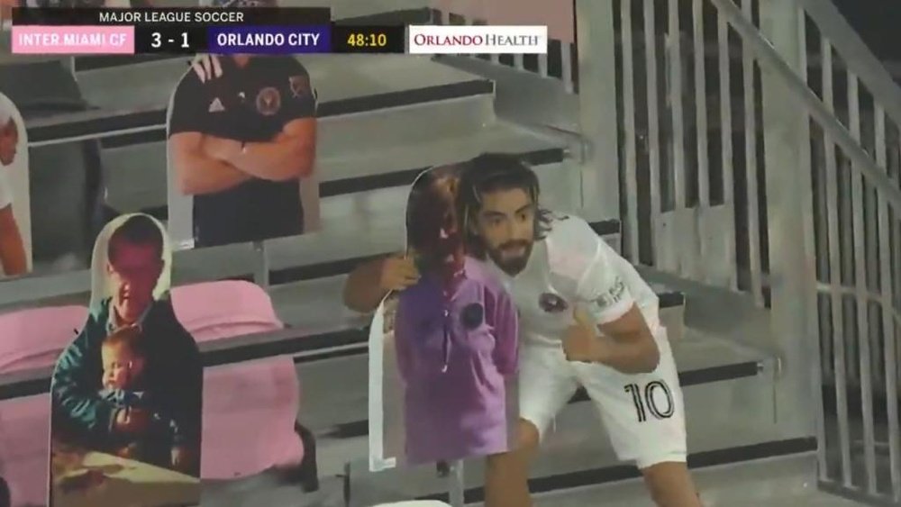 Pizarro celebró su gol con el público de cartón. Captura/MLS