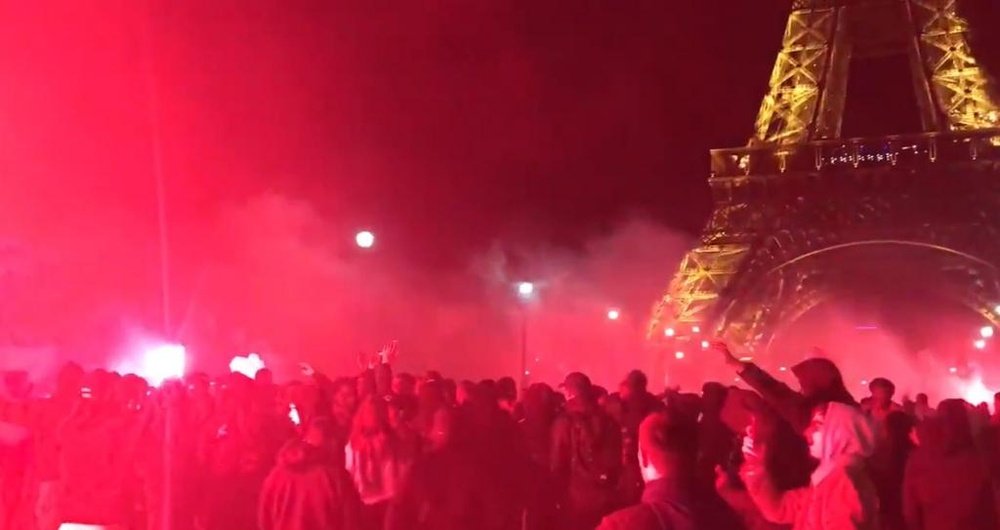 Ultras do PSG celebram o título na Torre Eiffel. Capture