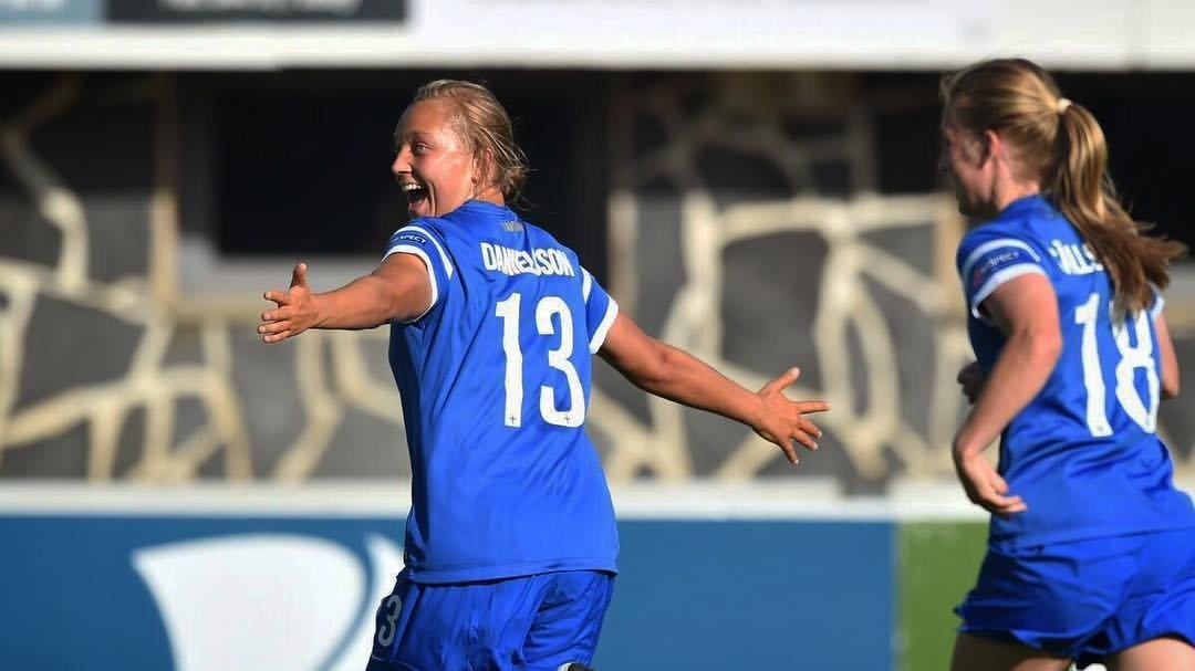 La futbolista internacional finlandesa Jenny Danielsson se ha desvinculado del Fundación Cajasol Sporting Huelva, en el que ha militado desde el pasado diciembre, y ha fichado por el Aland United de su país para el resto de la temporada, informó hoy el club onubense.