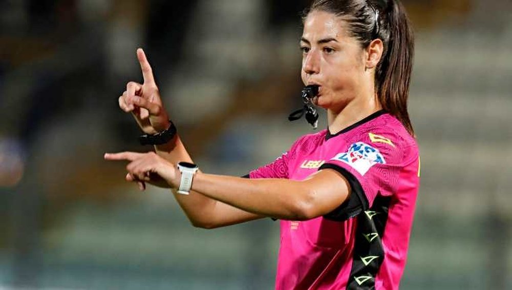 Maria Sole Ferrieri Caputi volverá a arbitrar en el fútbol profesional italiano. EFE