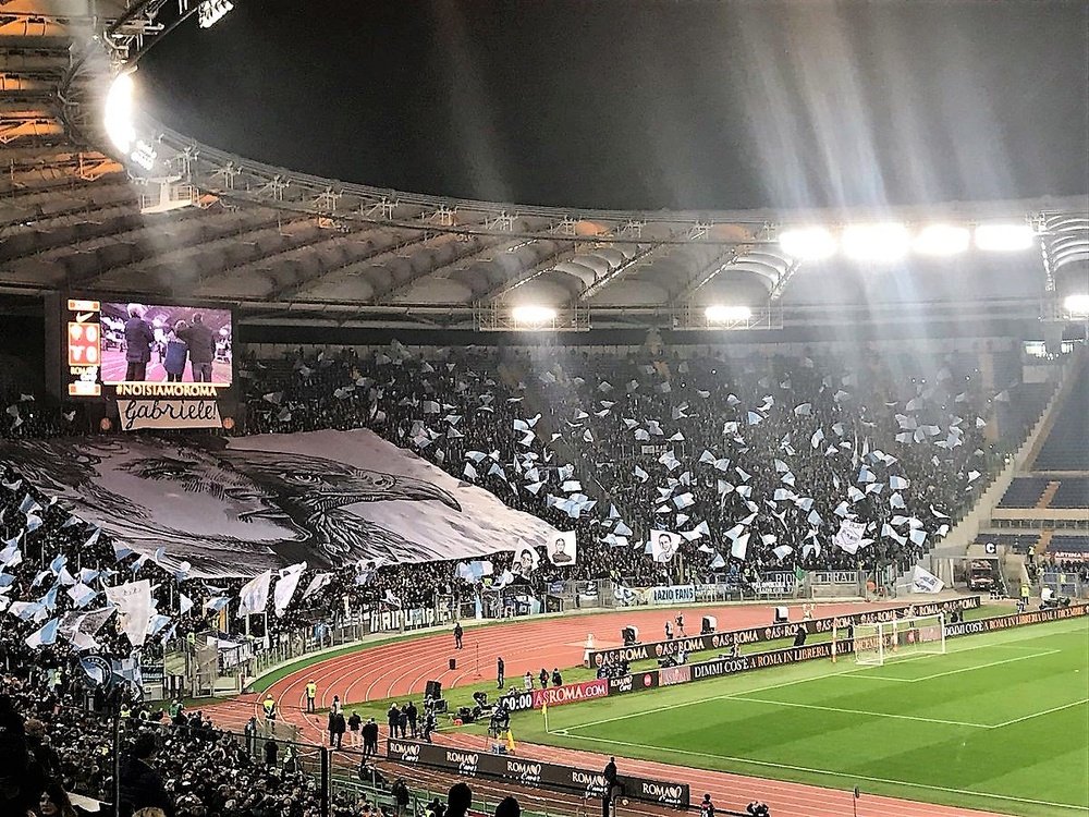La afición de la Lazio homenajeó a su hincha fallecido, y la de la Roma aplaudió el homenaje.Twitter