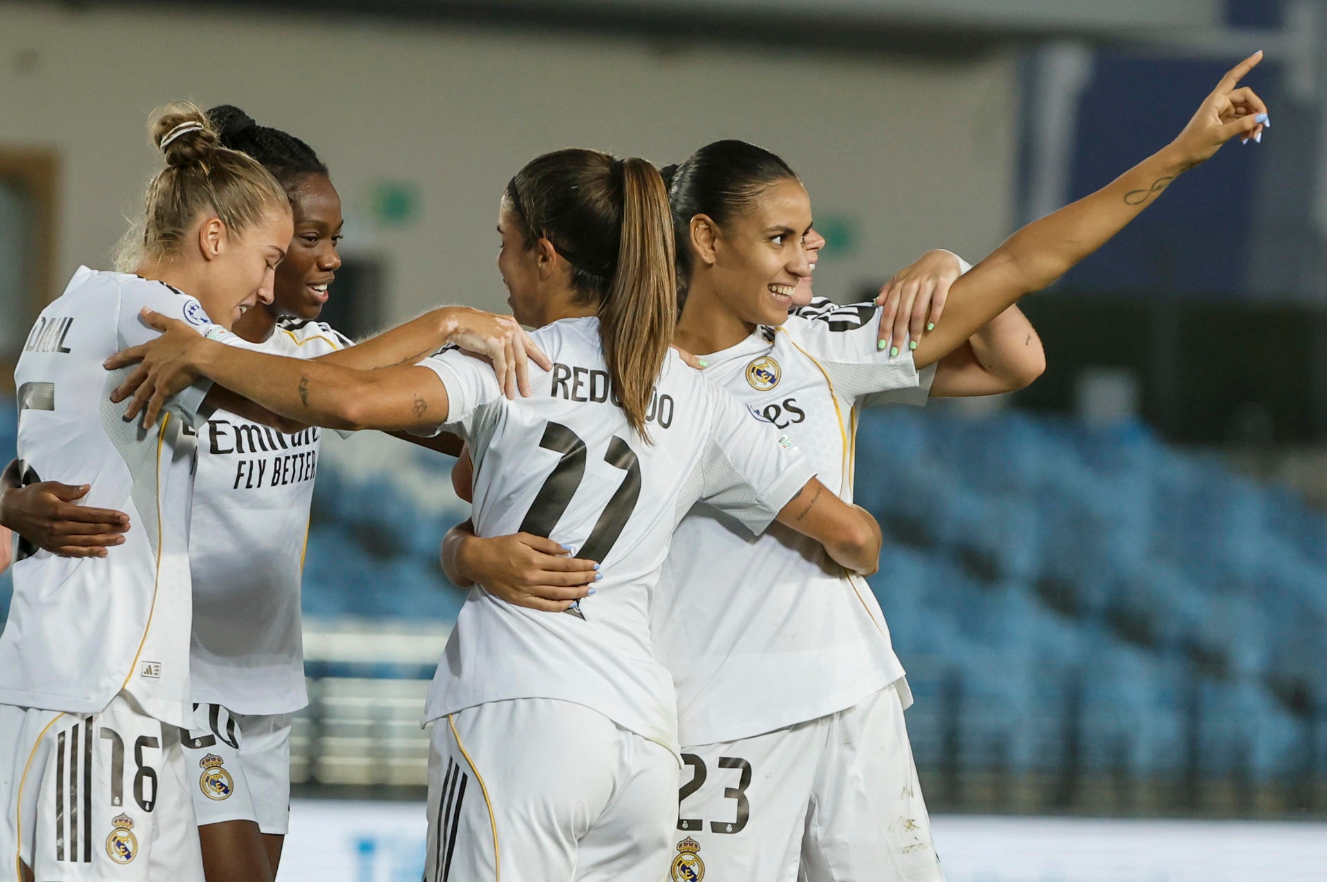 Alba Redondo, Caroline Weir y Linda Caicedo fueron las protagonistas en la goleada del Real Madrid ante la Roma (6-2) en la primera jornada de la Champions League. Los errores atrás de las blancas ayudaron a las italianas a empatar dos veces el duelo antes del descanso, pero la diferencia de calidad desequilibró rotundamente el marcador en la segunda parte.