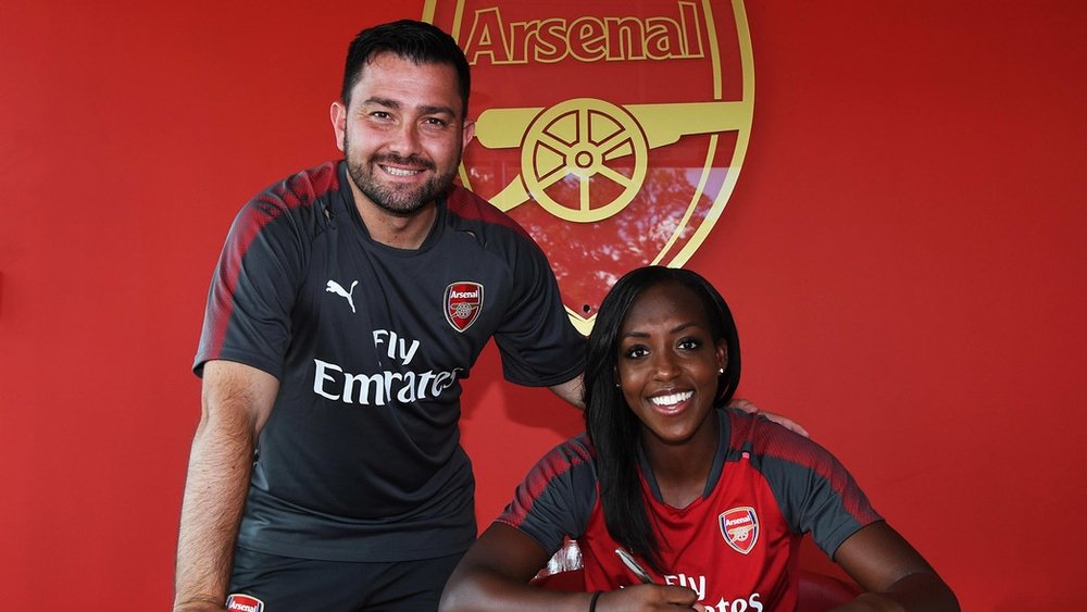Danielle Carter firmó contrato con el Arsenal Women. ArsenalWFC