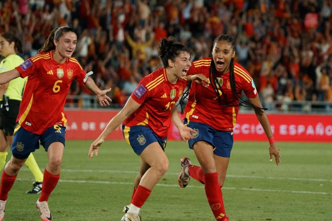 La Selección Española Femenina, que tenía prácticamente perdido el partido ante Dinamarca tras encajar el 0-2 en el 72', firmó una remontada histórica que culminó Lucía García en el añadido para sacar el billete para la Eurocopa 2025.