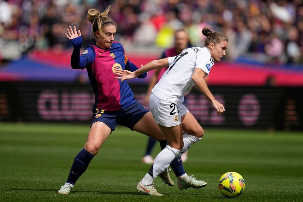 Habrá videoarbitraje en el fútbol femenino la próxima temporada. EFE/EnricFontcuberta