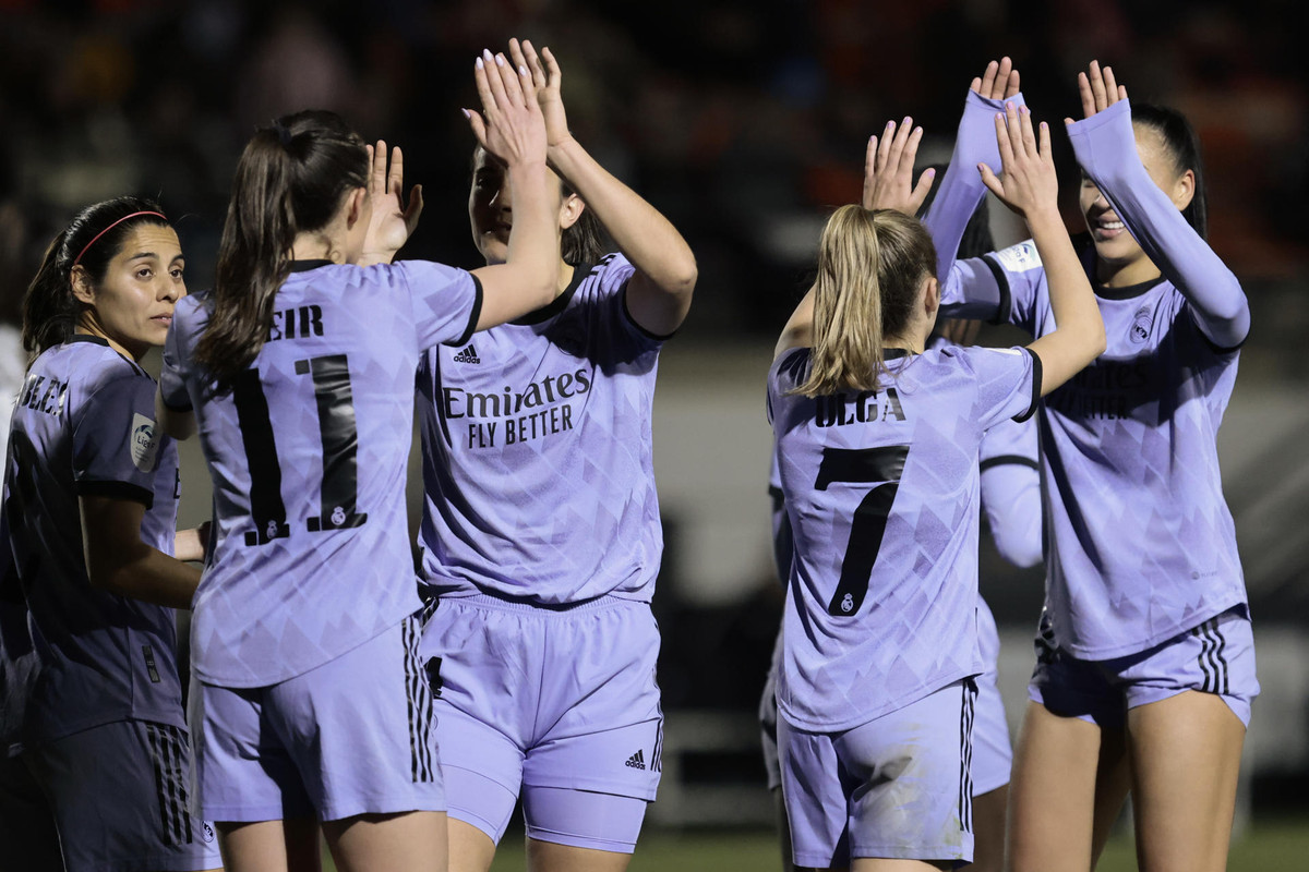 Weir comanda la apisonadora blanca