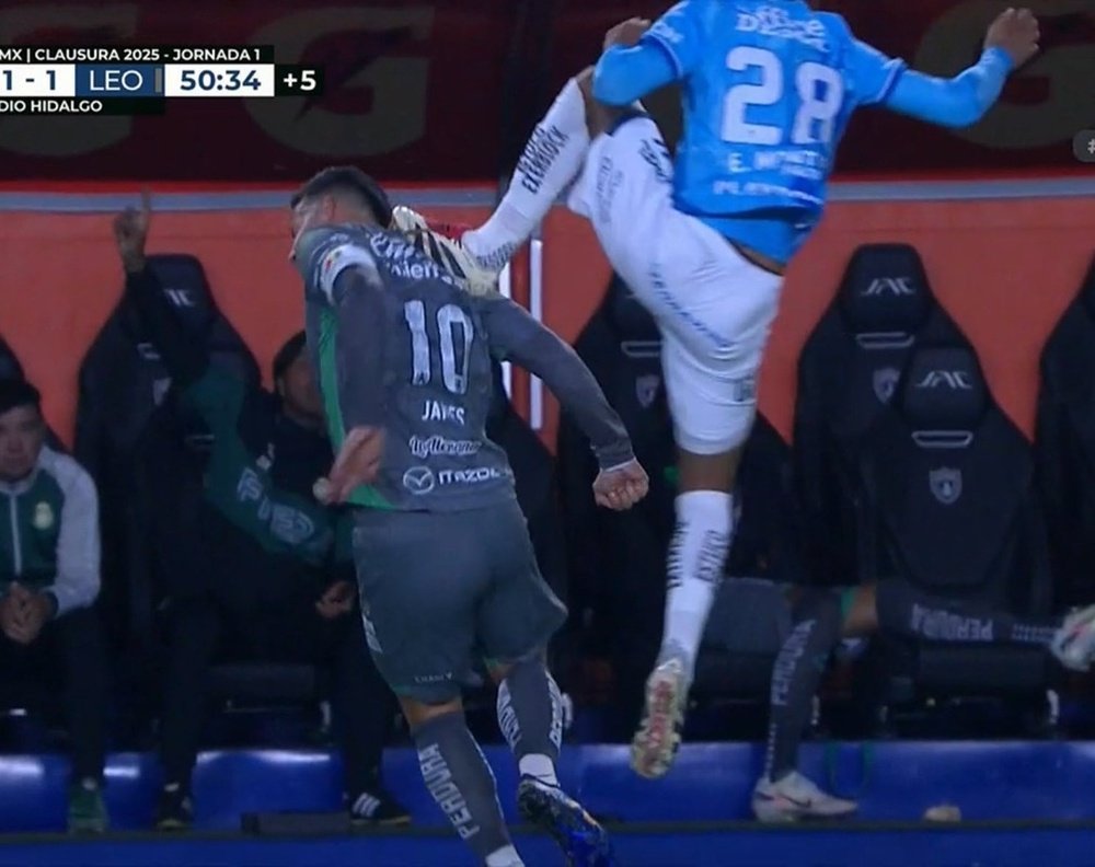 Una entrada de roja directa: James se llevó tacos a casa. Captura/TUDN