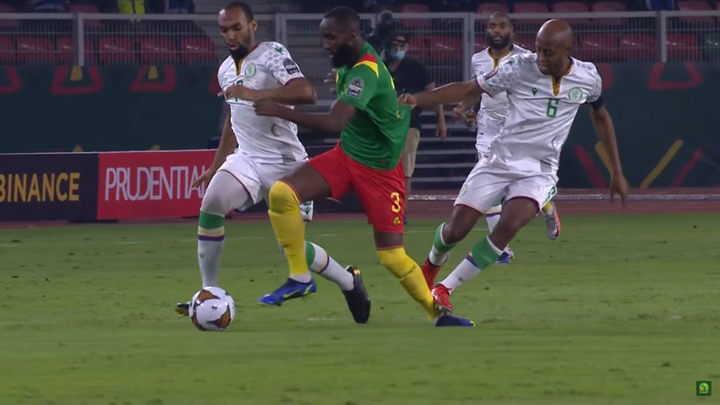 De mal a pior: Comores, sem goleiro, tem jogador expulso... aos 7 minutos!