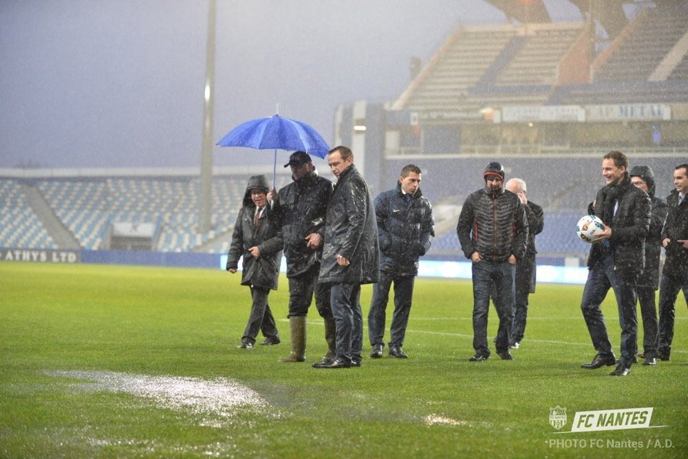 La fuerte lluvia dejó impracticable el césped del Armand Cesari, el feudo del Bastia. FCNantes