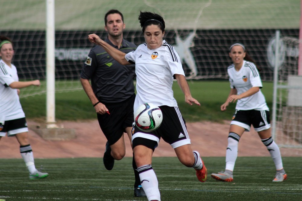 La futbolista Sara Monforte, en un partido disputado con el Valencia Femenino. ValenciaCF