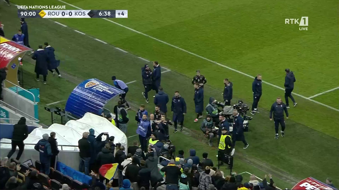 I giocatori del Kosovo hanno lasciato il campo durante la partita contro la Romania a Bucarest in seguito ai cori razzisti inneggianti alla Serbia provenienti dalla tribuna rumena. La UEFA ha sospeso il match, che si è concluso sullo 0-0, e si attende una decisione ufficiale.