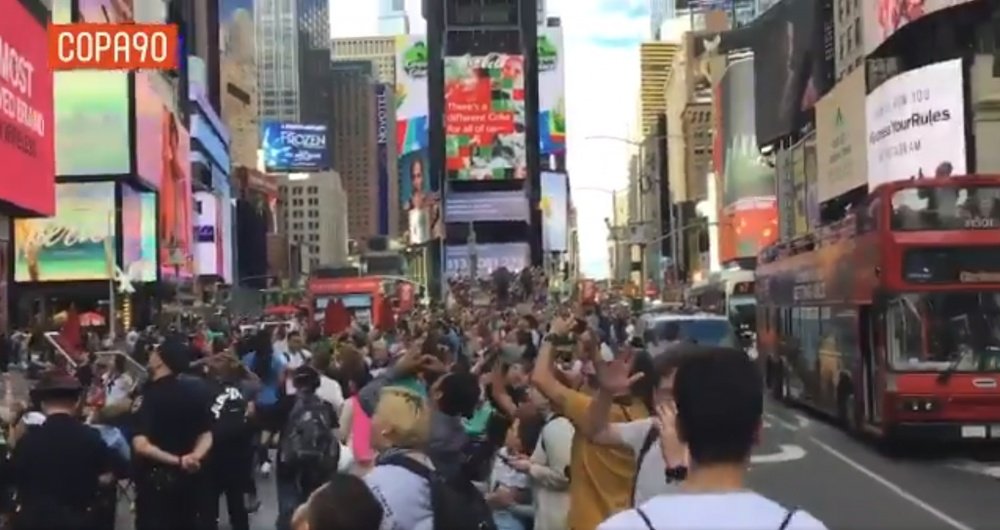 Times Square disfrutó cantando los goles de Cristiano. Captura
