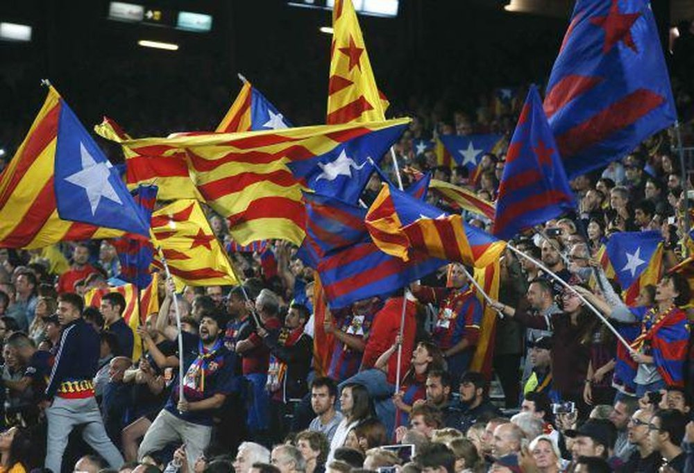 La grada de animación del Camp Nou agita las banderas esteladas de la polémica. Twitter