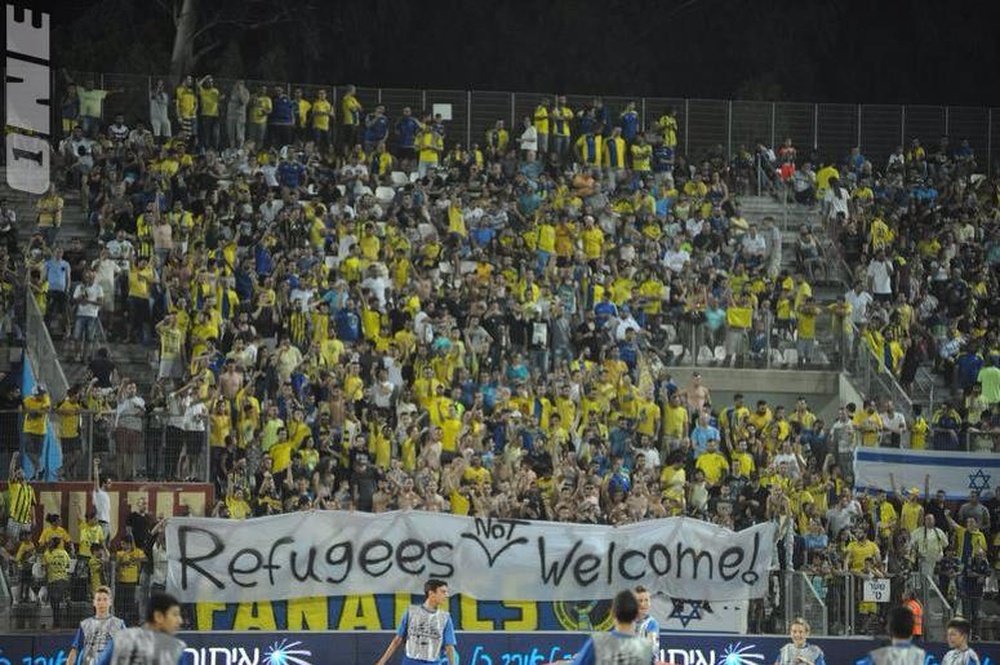 La infame pancarta lucida por parte de los aficionados del Maccabi de Tel Aviv. Twitter