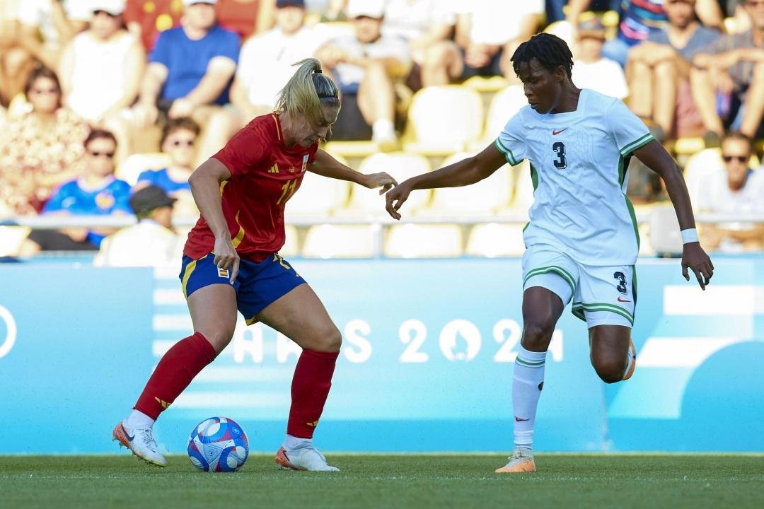 La Selección Española logró una victoria muy sufrida ante Nigeria gracias a un gol de falta directa de Alexia Putellas (1-0). Una maravilla de la jugadora del FC Barcelona clasificó a a cuartos de final a 'la Roja', que se medirá en la última jornada a Brasil.